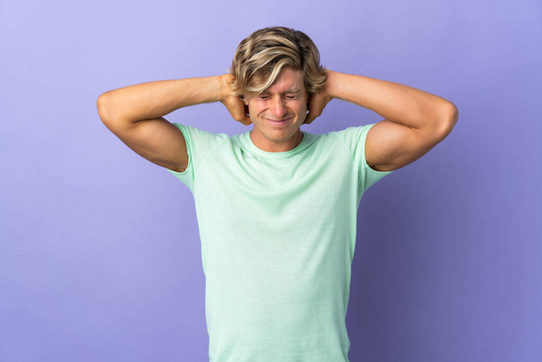English man over isolated purple background frustrated and covering ears - Photo, Image