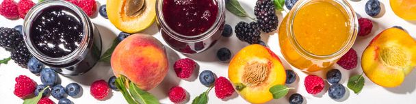 小さな瓶の中の夏の季節のベリーや果物のジャムの盛り合わせ、自家製の保存コンセプト、マーマレードまたは白い背景のコピースペースに新鮮な果実とのコンフィチュール - 写真・画像