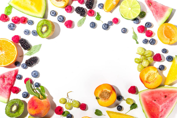 Nyári vitamin élelmiszer koncepció, különböző gyümölcsök és bogyók görögdinnye őszibarack szilva sárgabarack áfonya ribizli, lapos feküdt fehér háttér felülnézet másolat - Fotó, kép