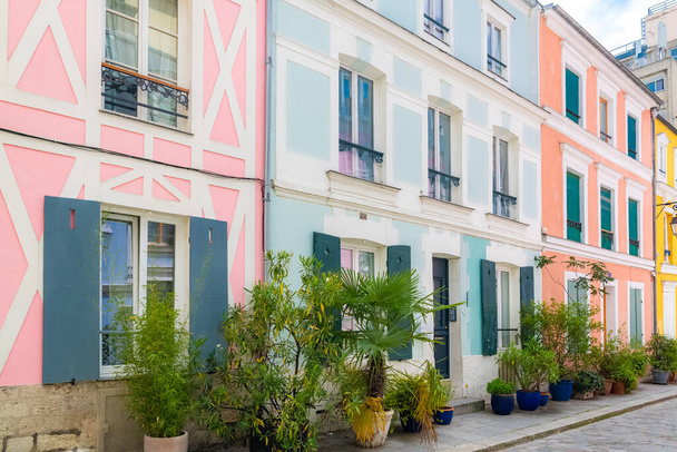 Paryż, kolorowy dom rue Cremieux, typowa ulica - Zdjęcie, obraz
