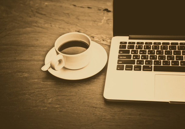 Taza de café y computadora
 - Foto, imagen