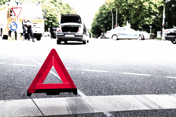 trójkąt ostrzegawczy na miejscu wypadku - Zdjęcie, obraz