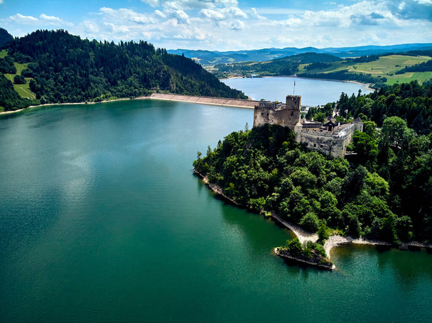 Schöne Luftaufnahme der Burg Niedzica, die auch als Dunajec-Burg und Czorsztyn-See (polnisch: Jezioro Czorsztynskie) bekannt ist, ist ein künstlicher Stausee am Fluss Dunajec, Südpolen - Foto, Bild