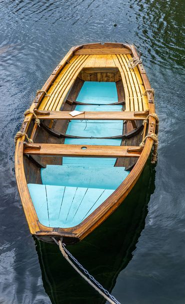 Smogen, Suède - 9 juin 2021 : Un vieux bateau en bois avec une combinaison de couleurs bleues amarré à l'âge de baie sur l'île suédoise de la côte ouest - Photo, image