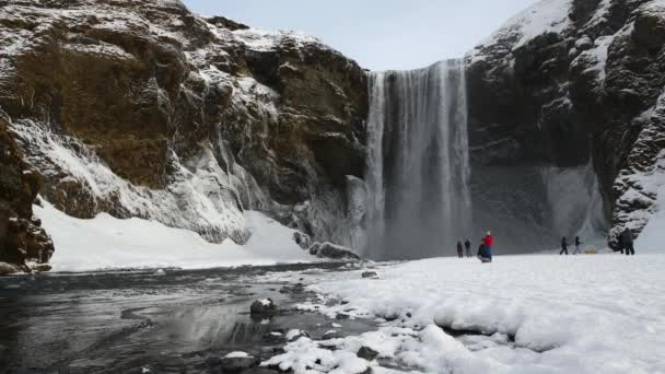 Знаменитый водопад Скогафосс на Исландии зимой - Кадры, видео