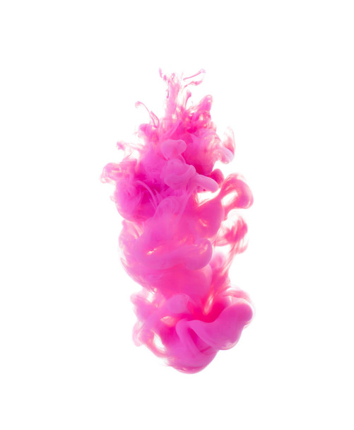 διαλύοντας σύννεφα ροζ μελανιού σε νερό σε λευκό φόντο. αντίγραφο χώρου. - Φωτογραφία, εικόνα