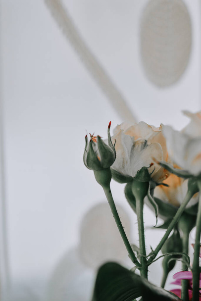 Un colpo verticale di belle rose bianche con boccioli nel bouquet - Foto, immagini