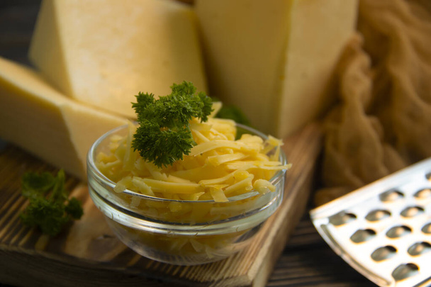  formaggio grattugiato, prezzemolo su fondo di legno - Foto, immagini