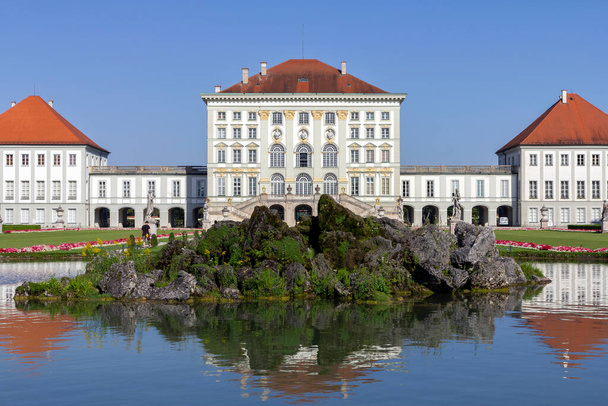 Schloss Nymphenburg (Palacio de Nymphenburg) en Munich, Alemania en un día de verano. - Foto, Imagen
