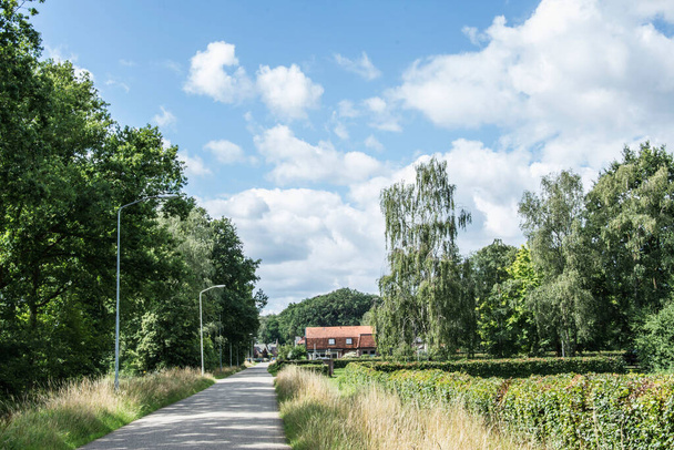 Blauer, klarer Himmel mit weißen Wolken über der Straße in Doetinchem im Frühling 2020 - Foto, Bild