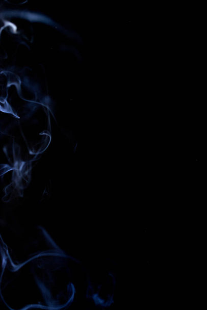 Vereinzelter Wasserdampf. Verschwommene Dampfnebelwolken, abstrakter Nebel oder weißer Rauch isoliert auf schwarzem Hintergrund. Abstrakt von Dampf mit Kopierraum - Foto, Bild