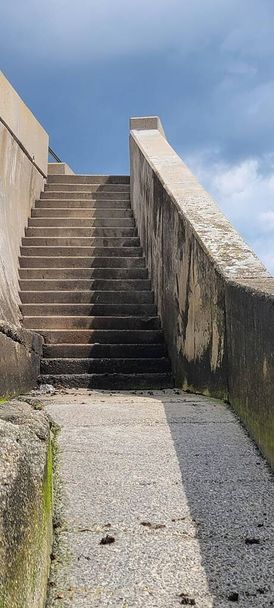Escalada de concreto Escalada para o céu azul - Foto, Imagem