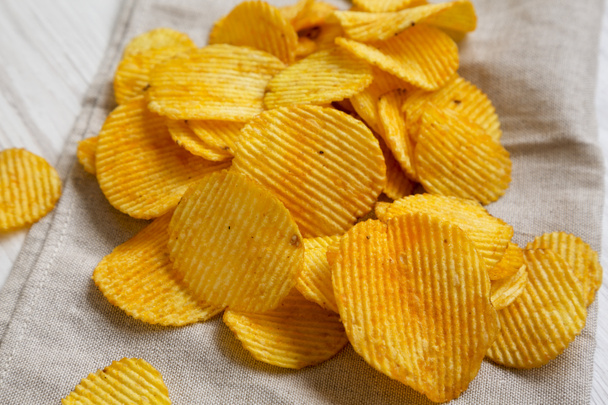 Ruffled Cheese Potato Chips, zijaanzicht. Close-up. - Foto, afbeelding