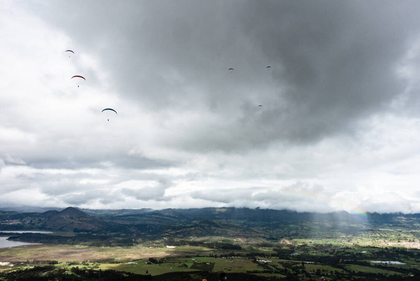 paraglider vliegen in wolken. mooie natuur achtergrond. hoge kwaliteit foto - Foto, afbeelding