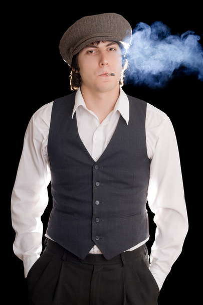 ξεπερασμένη νεαρός άνδρας με ένα τσιγάρο. απομονώνονται σε μαύρο - Φωτογραφία, εικόνα