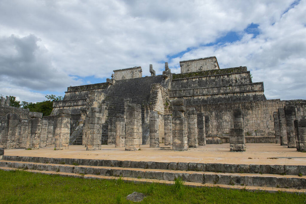 Templo de los Guerreros Templo dos Guerreiros no centro de Chichen Itza sítio arqueológico em Yucatan, México. Chichen Itza é Património Mundial da UNESCO. - Foto, Imagem