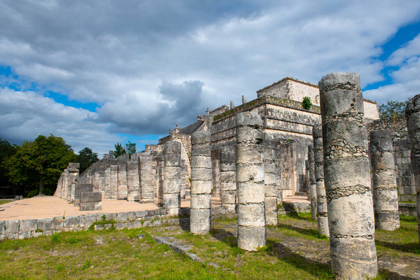 Meksika 'nın Yucatan kentindeki Chichen Itza arkeolojik sahasının merkezinde bulunan Grupo de las Mil Columnas (Bin Sütun Grubu). Chichen Itza UNESCO 'nun Dünya Mirası Bölgesi. - Fotoğraf, Görsel