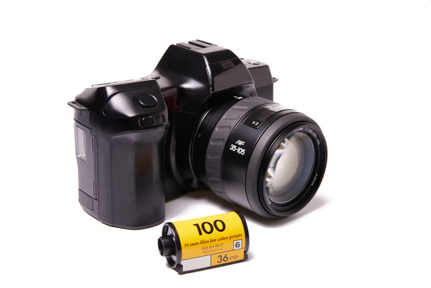 Analoginen musta kamera 35mm kuvakelalla - Valokuva, kuva