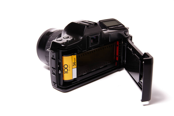 Аналоговая черная камера с 35-мм фотокатушкой - Фото, изображение