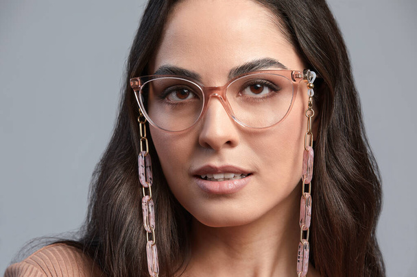 Stilvolle Frau mit Brille, Modeporträt einer Geschäftsfrau mit stilvoller Brille auf grauem Hintergrund, Werbebanner der Brille, Kopierraum - Foto, Bild