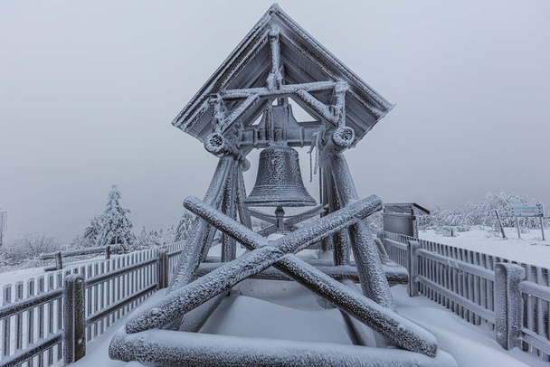 Paisagem de inverno nevado da montanha alemã oriental Erzgebirge. No auge do Fichtelberg no inverno. Árvores carregando muita neve em seus ramos. Céu nublado depois de nevar. montanha mais alta - Foto, Imagem