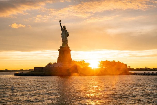La Statue de la Liberté à New York au coucher du soleil - Photo, image
