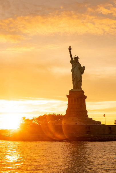 Die Freiheitsstatue in New York bei Sonnenuntergang - Foto, Bild