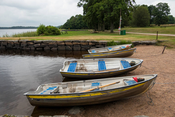 Hofsnas, Sweden Three rowboats parked on a small beach. - Foto, immagini