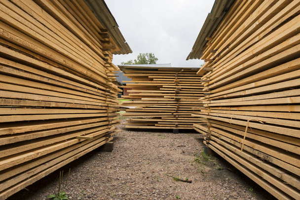 スウェーデンのホフスナス新鮮な木材の山は、サイドジョブを待って高く積み上げ. - 写真・画像
