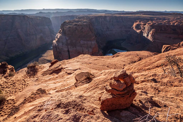 Piedras apilables en curva de herradura en Page, Arizona - Foto, Imagen