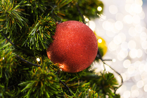 Decoración de Navidad con la bola y la caja de regalo en el árbol de Navidad  - Foto, imagen