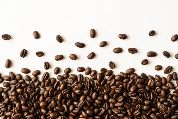Καφές φόντο ή υφή έννοια. Κόκκοι καφέ απομονωμένοι σε λευκό φόντο με copyspace για κείμενο. - Φωτογραφία, εικόνα