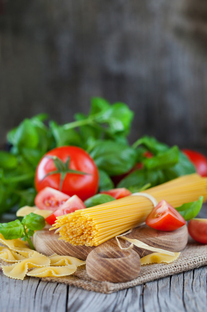 Итальянские ингредиенты - макароны, овощи и травы
 - Фото, изображение