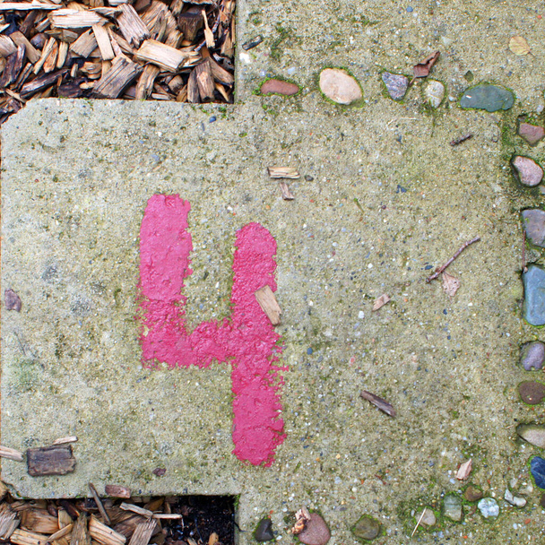 Numer cztery pomalowany czerwoną farbą na szarym betonie. To część gry hopscotch wykonane na betonie - Zdjęcie, obraz