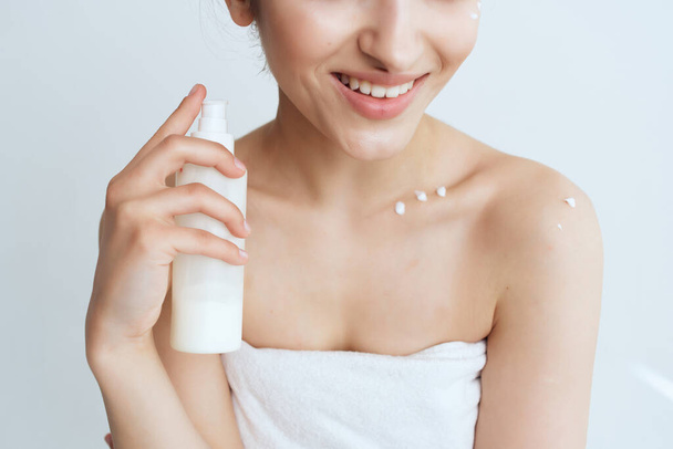 ženy s holými rameny aplikovat krém na zdraví pleti životní styl - Fotografie, Obrázek