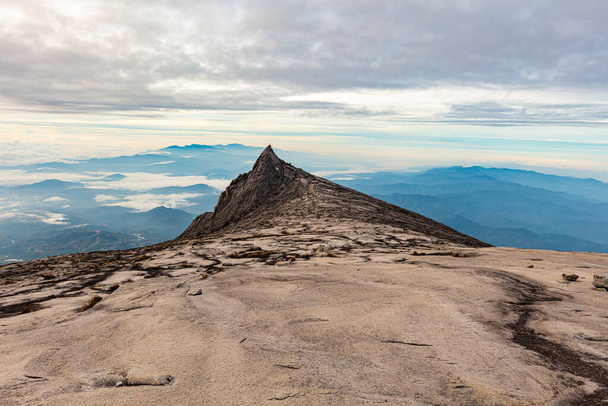 El pico del Monte Kinabalu, Sabah, Borneo, Malasia. El monte Kinabalu está a 4095 metros sobre el nivel del mar, la montaña más alta del sudeste asiático, situada a 50 km de Kota Kinabalu. Senderismo en una montaña - Foto, imagen