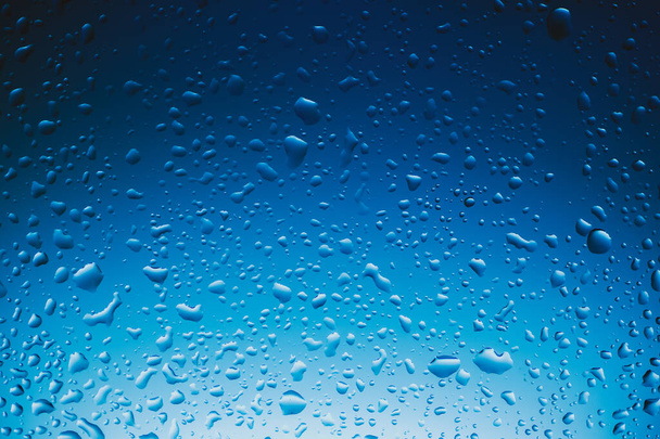 Капли освежающей воды на голубом фоне, пространство для копирования - Фото, изображение