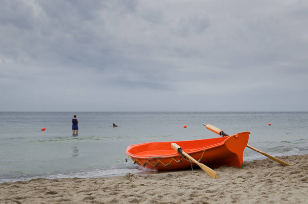 LIFEBOAT - Con la sicurezza della vita e la salute dei vacanzieri che riposano sulla spiaggia del mare - Foto, immagini