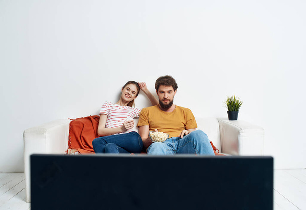man en vrouw op de bank kijken naar een film home leisure entertainment - Foto, afbeelding