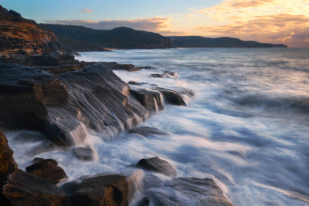 woda spływająca po skałach wzdłuż wybrzeża - Zdjęcie, obraz