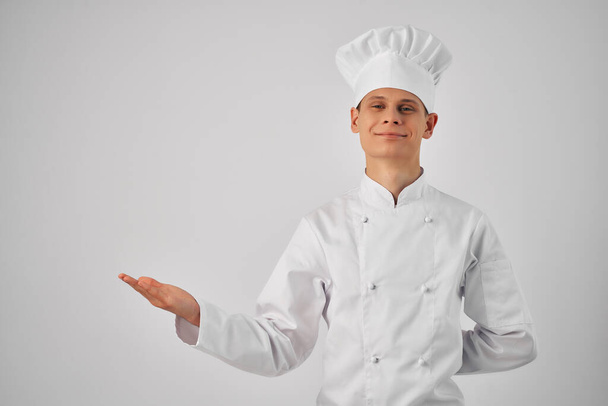 Allegro chef maschio gesticolando con le mani cucina ristorante professionale - Foto, immagini