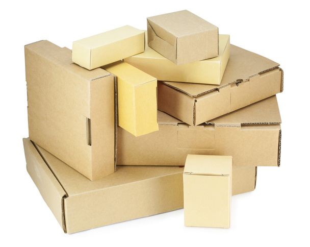Semplice kit scatole di cartone chiuse per imballaggio industriale di pezzi di ricambio isolati su bianco. Con cerotto
 - Foto, immagini