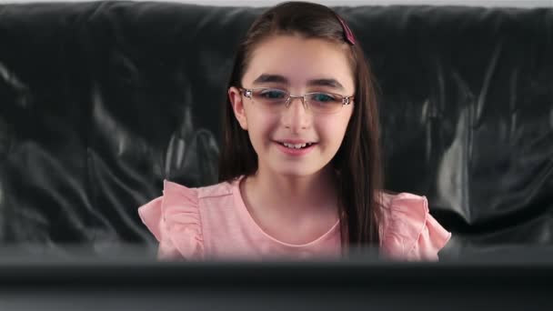 glückliches kleines Mädchen vor dem Fernseher - Filmmaterial, Video