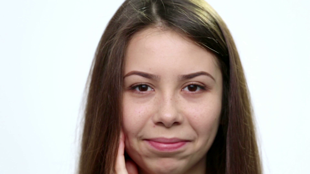 Portret close-up van het meisje gezicht lachend. meisje gezicht close-up lijden kiespijn (emoties). - Video