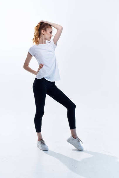 žena ve sportovní uniformě představuje cvičení motivace - Fotografie, Obrázek