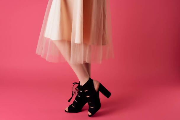 žena v černé obuvi oříznutý pohled představovat módní glamor růžové pozadí - Fotografie, Obrázek