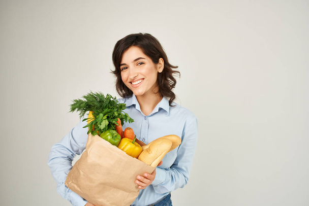 食品のパッケージを持つ女性健康食品野菜スーパーマーケットショッピング - 写真・画像