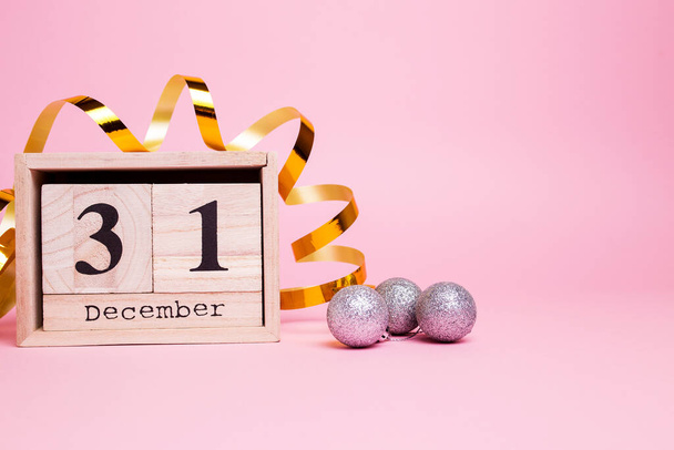 Calendar of cubes with the inscription December 31 on a pink isolated background. - Foto, Bild