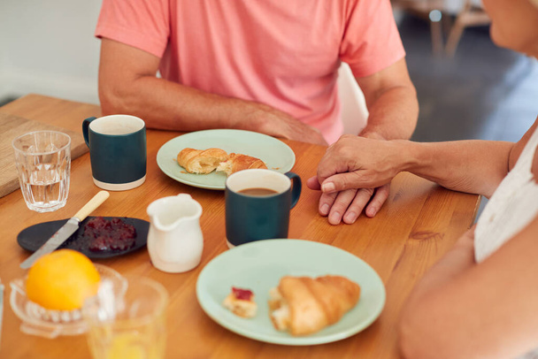 Close Up Of Senior Woman Comforting Man Suffering With Depression At Breakfast Table At Home - Foto, imagen