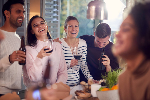 Grupo de amigos multiculturales disfrutando de la fiesta de bebidas en casa juntos - Foto, imagen